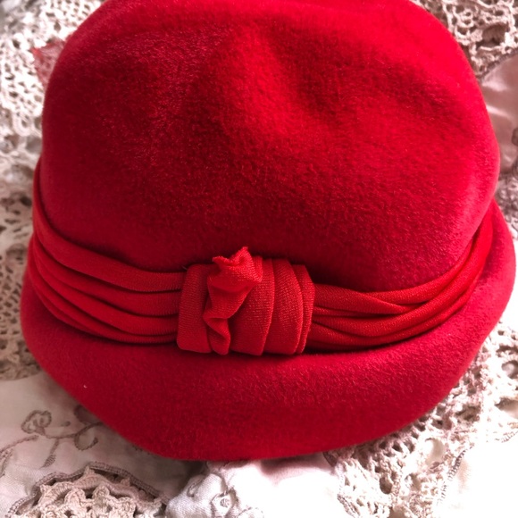 Beautiful wool RED hat - Picture 5 of 7